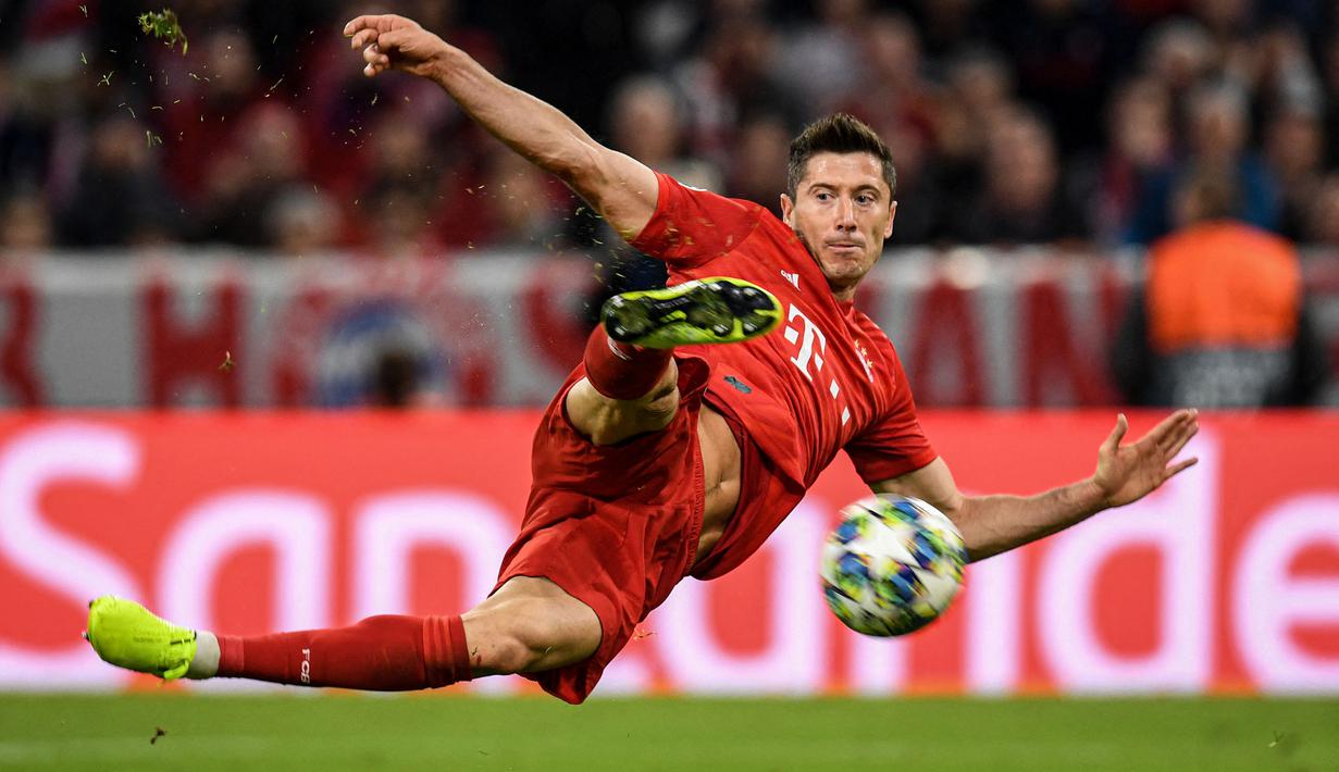 Robert Lewandowski - Timnas Polandia sangat berharap dengan penyerang haus gol ini. Pemain yang berusia 32 tahun ini berhasil menyematkan 41 gol dan 7 assist dalam 29 pertandingan bersama Bayern Munchen. (Foto: AFP/Christof Stache)