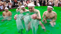 Seorang peserta mandi air dingin memeluk balok es di Teppozu Inari Shinto Shrine di Tokyo, Jepang (8/1). Acara tersebut merupakan ritual musim dingin yang diyakini dapat menjaga kesehatan mereka. (AP Photo/Shizuo Kambayashi)
