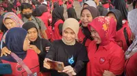 Istri dari calon presiden (Capres) nomor urut tiga Ganjar Pranowo, Siti Atikoh sai menghadiri Senam Sicita PDIP di alun-alun Serang, Banten, Senin (11/12/2023). (Foto: Winda Nelfira/Liputan6.com).