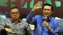 Perwakilan Komisi VII, Fadel Muhammad (kanan) menerima kedatangan rombongan LIPI di Kompleks Parlemen Senayan, Rabu (30/1). Rombongan peneliti LIPI mengadukan kebijakan sang kepala yang baru, Laksana Tri Handoko. (Liputan6.com/Johan Tallo)