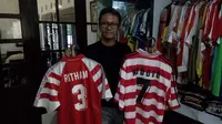 Kolektor Jersey, Dimas Wihardiyanto perlihatkan koleksi jersey Widodo C Putro (Yanuar H/Liputan6.com)