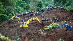 Tim SAR mengerahkan alat berat untuk mencari korban longsor di Kabupaten Ponorogo, Jawa Timur, Minggu (2/4). Bencana tanah longsor yang terjadi Sabtu kemarin menimbun puluhan rumah, sedangkan 28 warga dinyatakan hilang. (JUNI KRISWANTO/AFP)