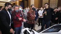Menteri Kelautan dan Perikanan RI Sakti Wahyu Trenggono (kedua dari kanan) didampingi oleh  Chairman ITDRI Jemy V. Confido (kedua dari kiri) mengunjungi booth Smart Fisheries Village  Telkom usai penandatanganan kerjasama pada Selasa (2/8) di Hotel Sultan, Jakarta.