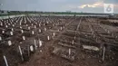 Suasana pemakaman di TPU Rorotan, Jakarta (17/6/2021). Koordinator tim penggali makam, Darsiman menungkapkan hari ini sebanyak 53 jenazah dimakamkan di TPU Rorotan sehingga pemakaman berlangsung sampai malam. (merdeka.com/Iqbal S Nugroho)