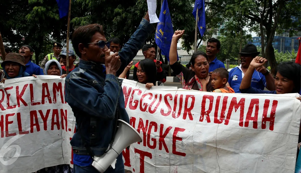 Masyarakat Nelayan Tradisional Teluk Jakarta berorasi saat menggelar unjuk rasa di Kementerian Lingkungan Hidup dan Kehutanan, Jakarta, Kamis (3/11). Dalam aksinya, mereka meneriakkan pencabutan reklamasi di teluk Jakarta. (Liputan6.com/Johan Tallo)