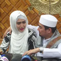 April Jasmine dan Ustaz Solmed. (Rivan Yuristiawan/Bintang.com)