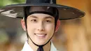 Im Siwan memang punya wajah yang manis. Ketampanannya semakin bertambah saat dirinya memakai hanbok. Tidak percaya? Lihat saja saat ia bermain dalam drama The Moon Embracing the Sun. (Foto: soompi.com)