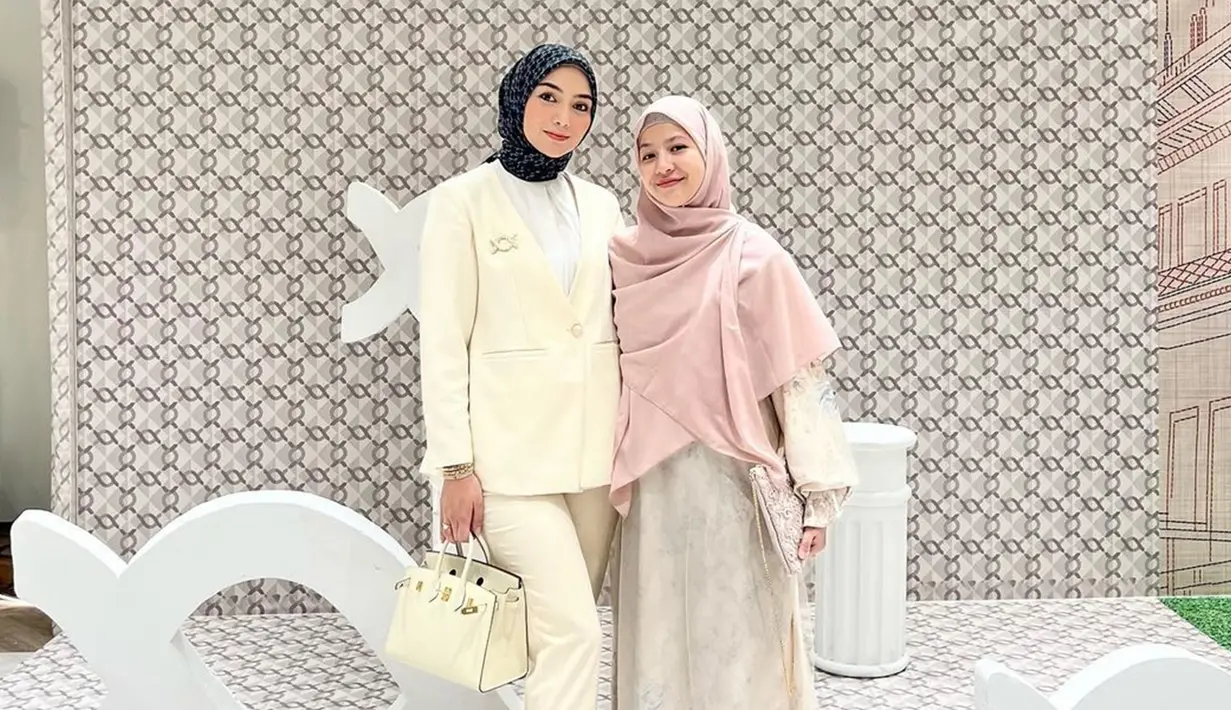Bersahabat sejak SMA, Citra Kirana dan Natasha Rizky tentunya sudah sangat dekat bak keluarga. Meski sama-sama sudah jadi ibu, tak dipungkiri jika istri Rezky Aditya dan mantan istri Desta ini masih terlihat awet muda bak ABG. Pancarkan aura positif dan selalu saling dukung di berbagai momen, tak sedikit warganet yang salut dengan persahabatan Citra Kirana dan Natasha Rizky. (Liputan6.com/IG/natasharizkynew)