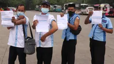 Sejumlah pekerja transportasi memperlihatkan kartu vaksinasi COVID-19 usai divaksin di Terminal Poris Plawad, Cipondoh, Kota Tangerang, Kamis (4/3/2021). Sebanyak 1.000 peserta pekerja transportasi mulai dari sopir angkot, bus, taksi dan ojek yang divaksinasi Covid-19. (Liputan6.com/Angga Yuniar)