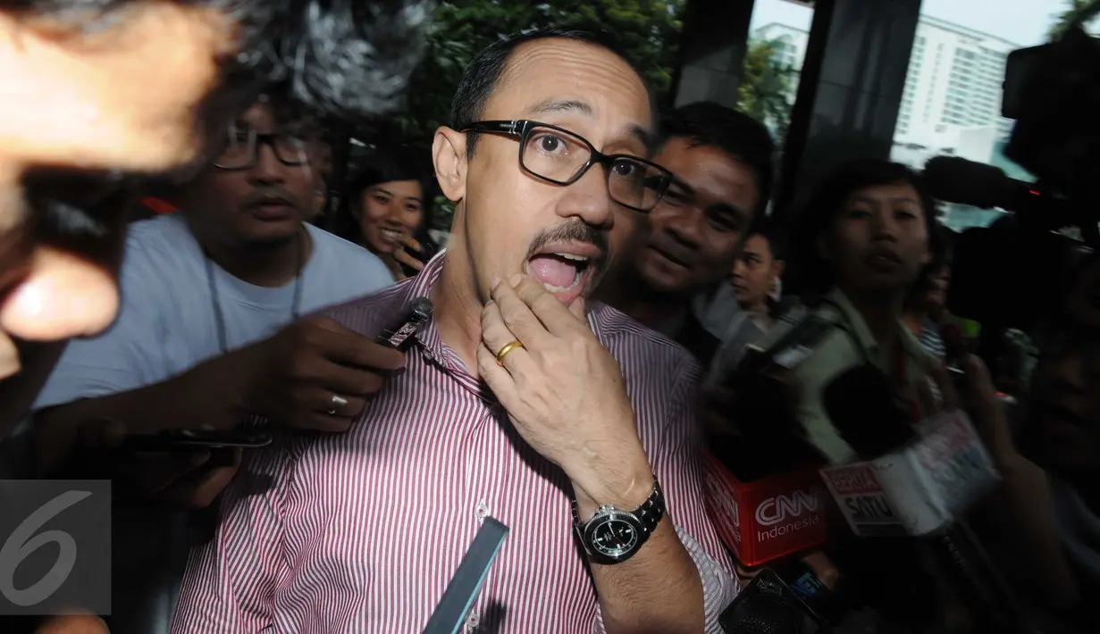 Anggota Komisi V DPR dari Fraksi Partai Amanat Nasional (PAN) Andi Taufan Tiro menjawab pertanyaan wartawan di Gedung KPK, Jakarta, (12/2). Ia dimintai keterangan dengan tersangka Anggota Komisi V DPR Damayanti Wisnu Putranti. (Liputan6.com/Helmi Afandi)