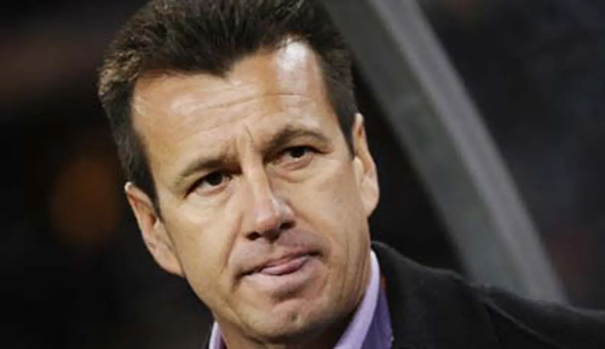 Ekspresi pelatih Brasil, Carlos Dunga, di laga babak 16 besar PD 2010 melawan Cile di Ellis Park Stadium, Johannesburg, 28 Juni 2010. Brasil unggul 3-0. AFP PHOTO / FABRICE COFFRINI 