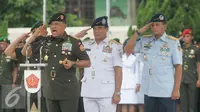 Panglima TNI, Jenderal Gatot Nurmantyo (kedua kiri) didampingi KASAU, KASAL dan KASAD memberikan penghormatan saat upacara ziarah tabur bunga di Taman Makam Pahlawan Kusumanegara,Yogyakarta, Rabu (28/9). (Liputan6.com/ Boy Harjanto)