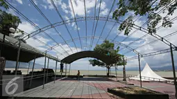 Panggung dipersiapkan untuk pengunjung yang datang menyaksikan Gerhana Matahari Total (GMT) di Pantai Talise, Palu, Sulawesi Tengah, Selasa (8/3). GMT kali ini hanya dilalui di berbagai daerah di Indonesia. (Liputan6.com/Immanuel Antonius)