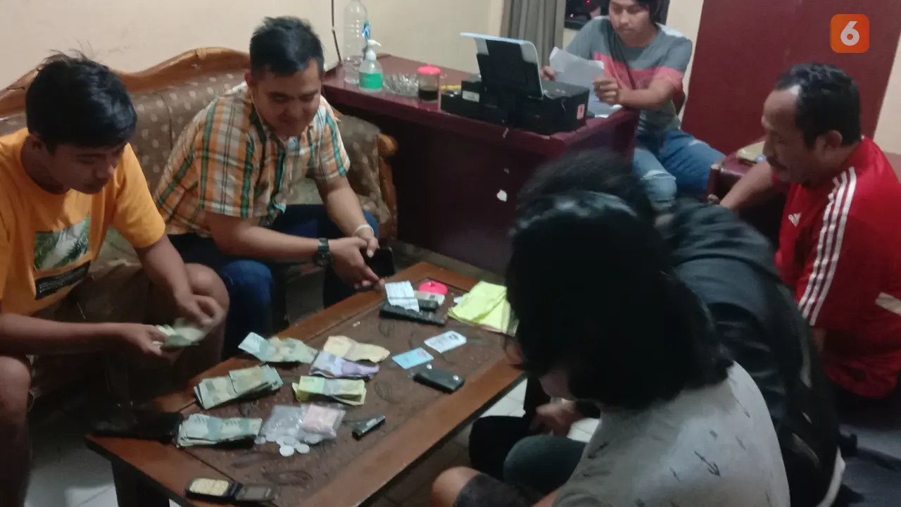 Pelaku Pungli (Baji Merah) Ditangkap Polisi Saat Beraksi. (Jumat, 25/02/2022). (Liputan6.com/Yandhi Deslatama).
