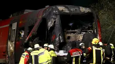 Petugas pemadam mencari masinis yang hilang usai sebuah kereta bertabrakan dengan truk milter di persimpangan kereta api di Freihung, Jerman, Kamis (5/11). Sedikitnya satu orang tewas dan beberapa lainnya terluka. (REUTERS / Michaela Rehle)