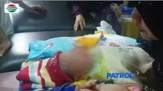Bayi perempuan yang masih hidup dibuang di tumpukan kayu bakar di Ciamis, Jawa Barat.