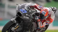 Pembalap penguji Ducati, Casey Stoner saat melakoni tes menuju MotoGP 2018 di Sirkuit Sepang, Malaysia. (MOHD RASFAN / AFP)