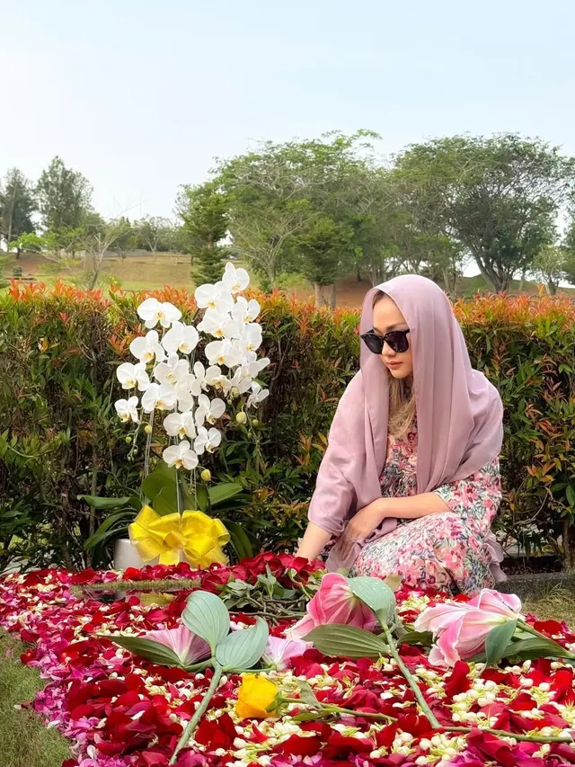 Tampilan Manis dan Santun Bunga Citra Lestari Ziarah ke Makam Ashraf Sinclair, Konsisten dengan Gaun Floral