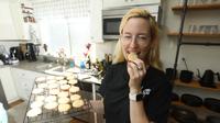 Rosie Grant, pustakawan berusia 33 tahun dan TikToker, membuat kue spritz dari resep yang tertulis di batu nisan di rumahnya di Los Angeles, California, pada 29 Oktober 2022. (DAVID SWANSON / AFP)