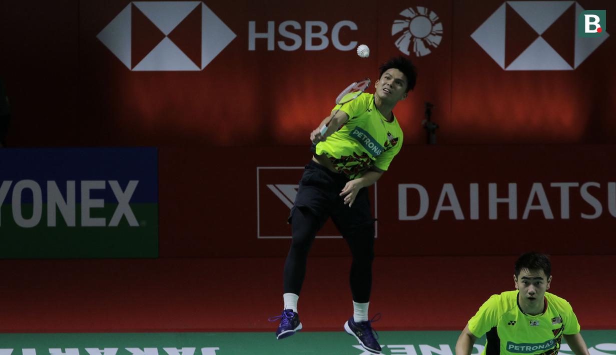 Setelah sempat menipiskan jarak hingga 8-14, Goh Sze Fei/Nur Izzuddin tanpa ampun hanya memberi dua poin saja untuk The Minions dan menutup game pertama dengan 21-10. (Bola.com/Ikhwan Yanuar)