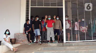 Pasien positif  Orang Tanpa Gejala (OTG) di Rumah Lawan Covid-19 Tangerang Selatan, Jumat (1/1/2021). Sebanyak 113 Pasien OTG  dirawat di rumah melawan Covid-19 di kawasan Tangsel dan enam pasien dinyatakan sembuh dan dipulangkan. (merdeka.com/ Arie Basuki)