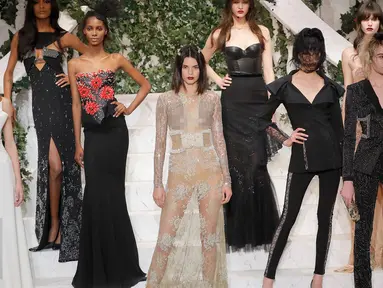 Model Kendall Jenner berpose bersama para model saat memperagakan busana karya La Perla di New York Fashion Week di Manhattan borough New York, AS (9/2). Kendall tampil seksi dengan gaun transparan mengkilau. (JP Yim / Getty Images untuk La Perla / AFP)