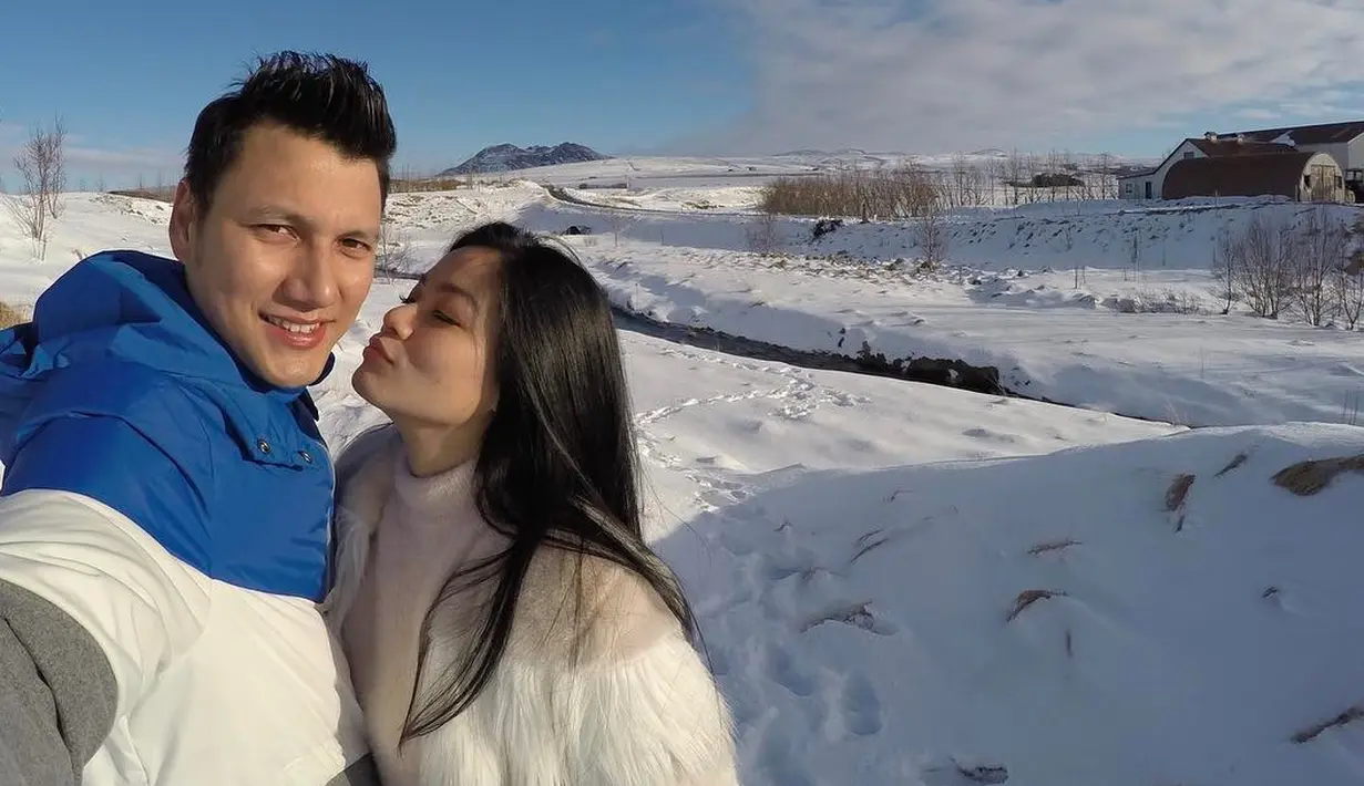 "19 tahun lalu, ketika photobox jadi sebuah kewajiban kencan di malam minggu sambil menunggu jam nonton. Kini menjadi kenangan yang manis," tulis Christian Sugiono sebagai keterangan foto. (Foto: instagram.com/csugiono)