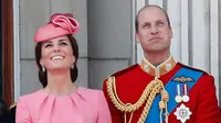 Pangeran William bersama Kate Middleton serta Pangeran George dan Putri Charlotte menyaksikan Trooping the Color Parade dalam rangka perayaan resmi ulang tahun Ratu Elizabeth di balkon Istana Buckhingham, London, Sabtu (17/6). (AP /Kirsty Wigglesworth)