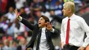 Pelatih Arsenal, Arsene Wenger dan pelatih Chelsea, Antonio Conte pada laga final Piala FA di Stadion Wembley, Sabtu (27/5/2017). Arsenal menang 2-1. (EPA/Andy Rain)