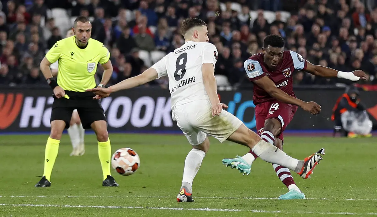 Pemain West Ham, Mohammed Kudus mencetak gol kelima timnya ke gawang Freiburg dari luar kotak penalti pada laga leg kedua 16 besar Liga Europa 2023/2024 di London Stadium, Inggris, Jumat (15/03/2024) dini hari WIB. (AFP/Ian Kington)