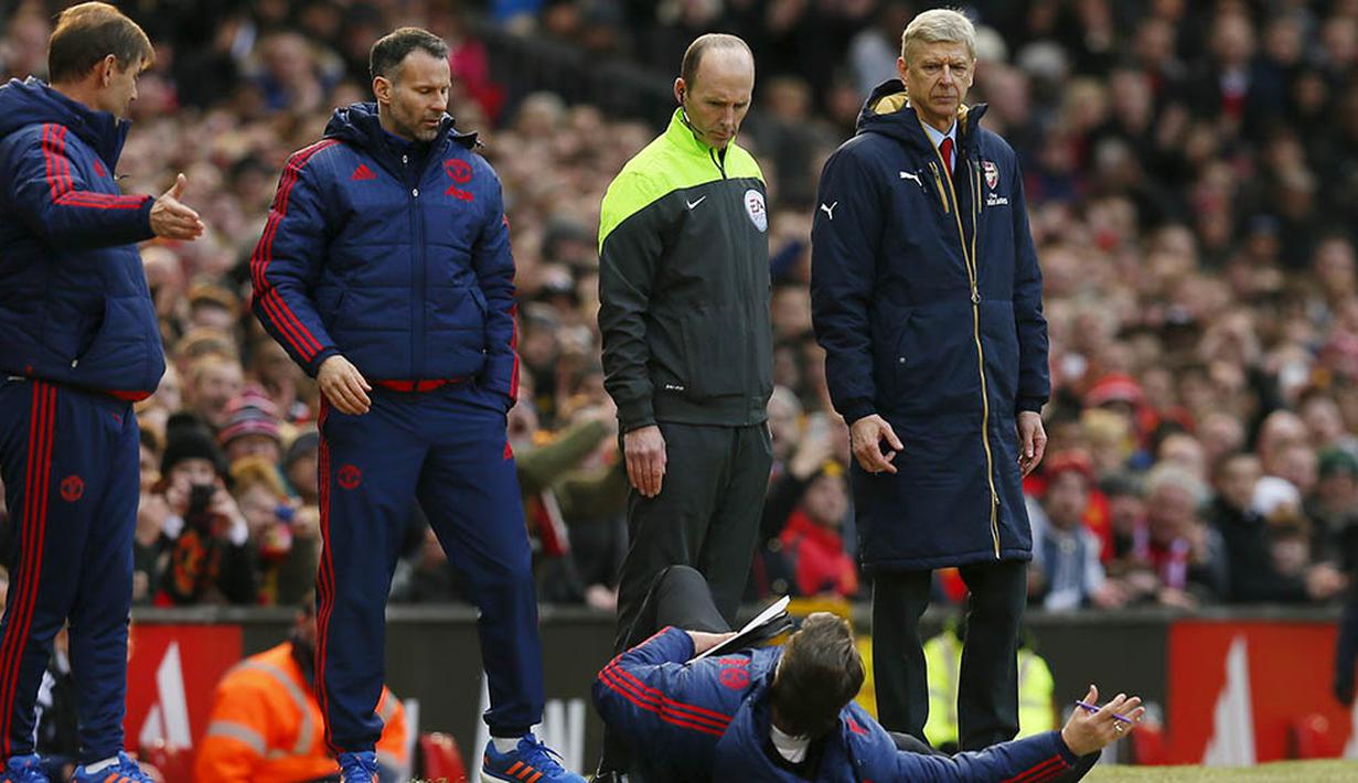 8. Pelatih Manchester United, Louis Van Gaal, menjatuhkan diri memprotes keputusan wasit pada laga Liga Premier Inggris melawan Arsenal di Stadion Old Trafford, Minggu (28/2/2016). MU berhasil menaklukan Arsenal 3-2. (Reuters/Jason Cairnduff)