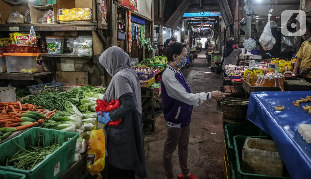 Suasana jual beli di Pasar Tradisonal Cempaka Putih, Jakarta, Kamis (11/6/2020). Pengelola pasar tradisional diwajibkan melaksanakan protokol kesehatan salah satunya dengan pembatasan jumlah konsumen hanya 50 persen kapasitas. (Liputan6.com/Faizal Fanani)