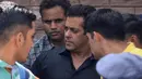 Salman Khan bisa bebas setelah ia membayar uang jaminan sebesar Rp 10 juta. Ia pun langsung pulang dari Jodhpur ke Mumbai dengan menggunakan sebuah pesawat sewaan. (AP/Sunil Verma)
