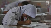 Siswa mengikuti Ujian Sekolah Berstandar Nasional (USBN) mata pelajaran Bahasa Indonesia di SD Negeri Cipinang 03, Jakarta, Senin (22/4). Siswa SD sederajat menjalani USBN mulai hari ini hingga 24 April 2019 dengan tiga mata pelajaran yang diujikan. (merdeka.com/ Iqbal S. Nugroho)