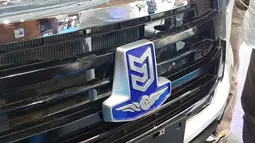 Logo MAB dengan grill hitam berwarna doff. Menambah aura gagah serta memberikan identitas bahwa ia merupakan mobil asal Indonesia.