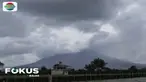 Banyaknya material debu vulkanik terlihat di seluruh kaca mobil yang terparkir.
