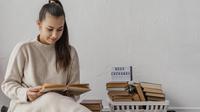 Ilustrasi membaca buku, cerita rakyat. (Photo Copyright by Freepik)