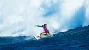 Pesalancar wanita asal Australia Sally Fitzgibbons menaklukan ombak besar saat memenangkan babak ketiga di Fiji Womens Pro di Cloudbreak pada hari Senin 30 Mei 2016. (© WSL/Sloane SOSIAL: @edsloane @wsl)