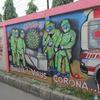 Pemotor melintasi mural bertema covid-19 di Tanah Tinggi, Tangerang, Sabtu (29/1/2022). Kasus Covid-19 varian Omicron di Indonesia terus bertambah dan wilayah penyebarannya semakin meluas. Diperkirakan, kasus omicron sudah mendominasi penularan virus corona di Jawa Bali. (Liputan6.com/Angga Yuniar)