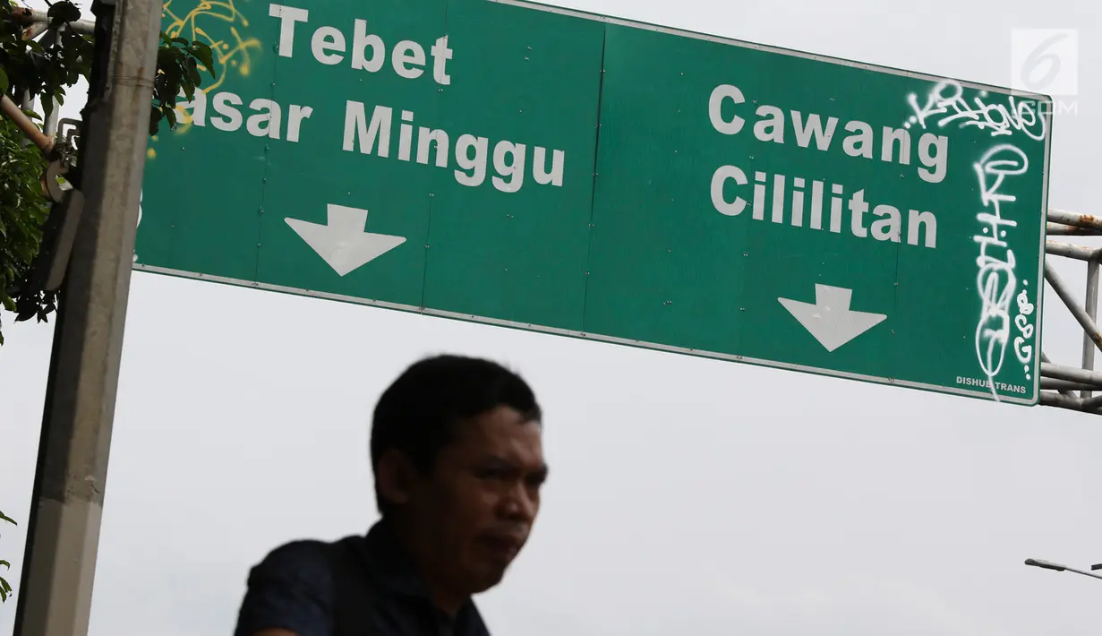 Plang penunjuk arah lalu lintas yang dihiasi coretan di kawasan Pancoran, Jakarta, Rabu (15/2). Meskipun berada cukup tinggi, plang tersebut tidak luput dari tangan tidak bertanggung jawab yang melakukan aksi vandalisme. (Liputan6.com/Immanuel Antonius)