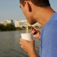 Ilustrasi mie goreng cup. (c)DragonImages/Depositphotos.com