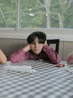 Akui bahwa marah adalah emosi yang wajar. Ucapkan kalimat seperti, “Ibu tahu kamu sedang kesal” agar anak merasa dimengerti. (Foto: Keren Fedida/Unsplash)