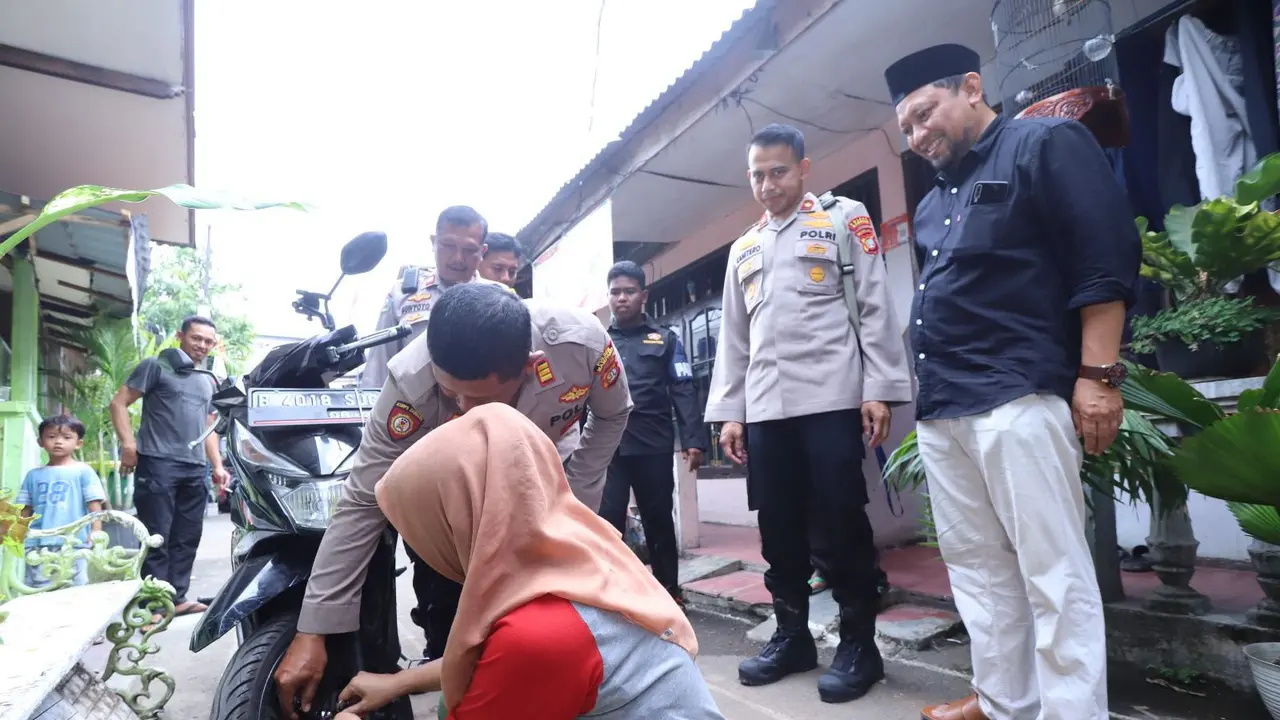 Kapolsek Mampang, Kompol David Kanitero berinisiatif membagikan 100 kunci ganda untuk keamanan tambahan sepeda motor kepada warga di wilayah Mampang (Istimewa)