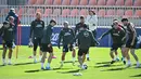 Penyerang Atletico Madrid asal Prancis, Antoine Griezmann, dan rekan-rekan setimnya menghadiri sesi latihan menjelang pertandingan kedua perempat final Liga Champions 2025/26 melawan Barcelona di tempat latihan klub di Majadahonda, pinggiran kota Madrid, pada Senin 13 April 2026. Atletico Madrid bakal menjamu Barcelona pada pertandingan leg kedua perempat final Liga Champions 2025/2026. (Javier SORIANO/AFP)