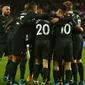 Para pemain Manchester City merayakan gol ke gawang Swansea City pada laga Premier League di Stadion Liberty, Swansea, Rabu (13/12/2017). (AFP/Geoff Caddick)