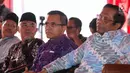 Ketua Gerakan Suluh Kebangsaan Mafud MD (kanan) bersama Bupati Banyuwangi Abdullah Azwar Anas (tengah) saat penutupan Jelajah Kebangsaan di Stasiun Banyuwangi, Jawa Timur, Jumat (22/2). (Liputan6.com/JohanTallo)