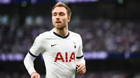 2. Christian Eriksen (Tottenham Hotspur) - Real Madrid adalah klub yang paling getol memburu jasa  pria Denmark ini. Belum ada sinyal perpanjangan kontrak dari the Lillywhites membuatnya bisa berlabuh ke Santiago Bernabeu musim depan. (AFP/Daniel Leal-Olivas)