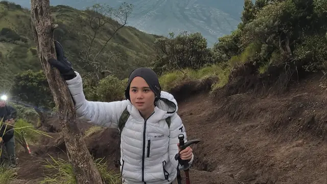 Tissa Biani saat Naik Gunung Merbabu Sambil Tanam Pohon. [@tissabiani]