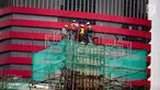 Pekerja melakukan pembangunan proyek LRT Kuningan di Jakarta, Sabtu (1/12). Badan Pusat Statistik mencatat sebanyak 70,49 juta orang (56,84 persen) bekerja pada kegiatan informal selama setahun terakhir. (Liputan6.com/Faizal Fanani)