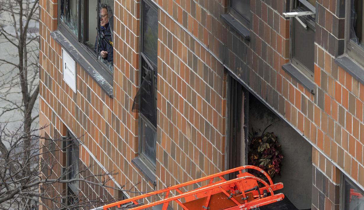 Sebuah tangga mengarah ke jendela setelah kebakaran gedung apartemen di Bronx, New York, Amerika Serikat, 9 Januari 2022. Sebanyak 19 orang tewas dalam kebakaran maut tersebut. (AP Photo/Yuki Iwamura)